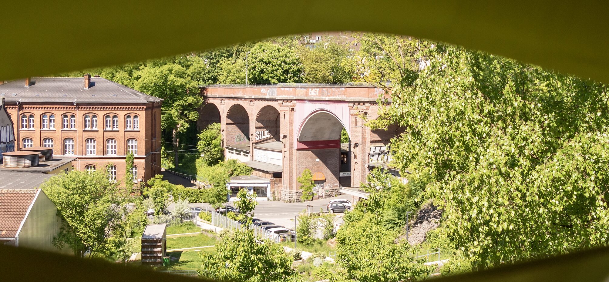 Blick aus dem BOB Campus auf die umliegenden Gebäude und Nordbahntrasse