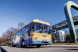 Oldtimerbus mit Schwebebahn im Hintergrund_Foto Joerg Illigen