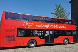 Der rote Doppeldeckerbus, der durch Wuppertal fährt