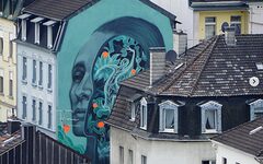 WMMG_Foto des Monats August 2025_kopfgrafik Blick vom Visiodrom auf Mural Ackerstr 18_Foto Susanne Rauen Instaname sura_fotografie