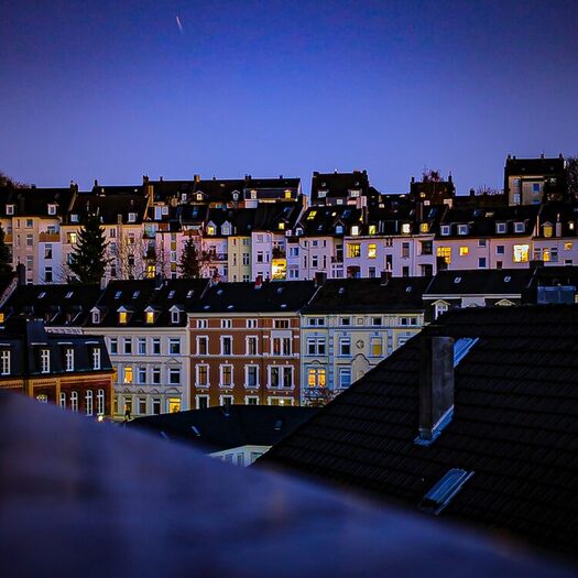 Foto des Monats 11 2025_Blick auf Häuser von der Nordbahntrasse_Foto Silke Frowein