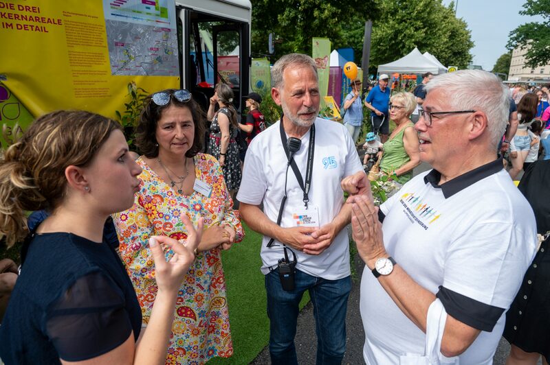 Führung mit Gebärdensprache am Stand der BuGa